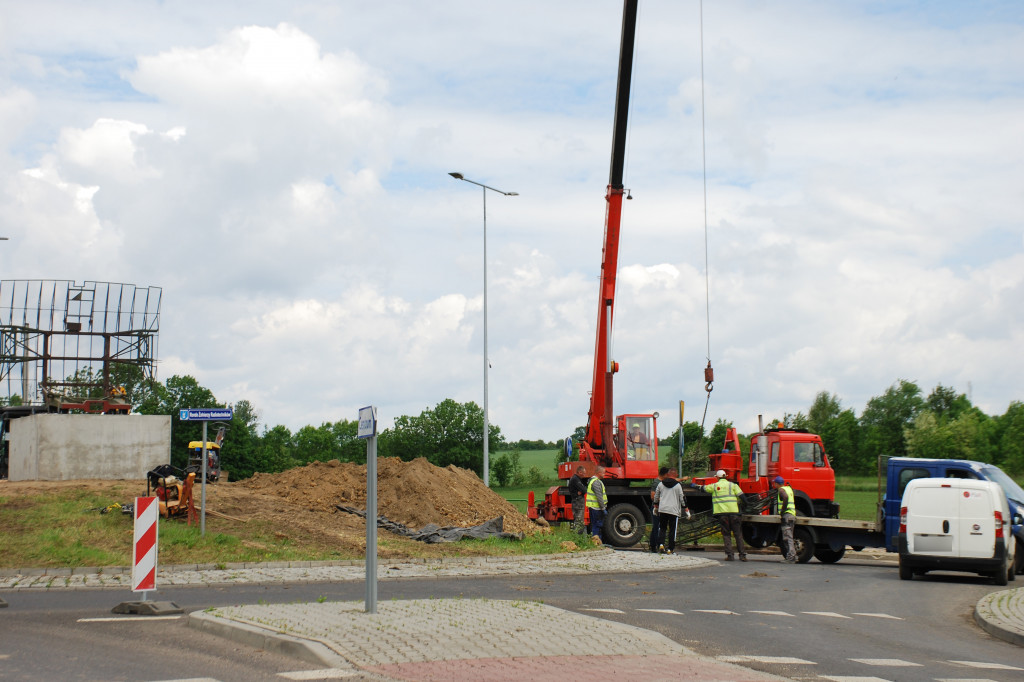 Radzionków. Na rondzie montują antenę radaru Nur-31