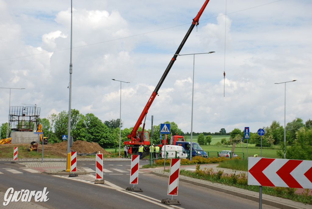Radzionków. Na rondzie montują antenę radaru Nur-31