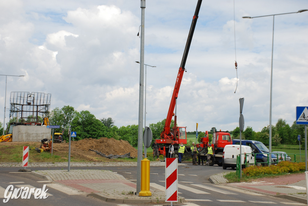 Radzionków. Na rondzie montują antenę radaru Nur-31