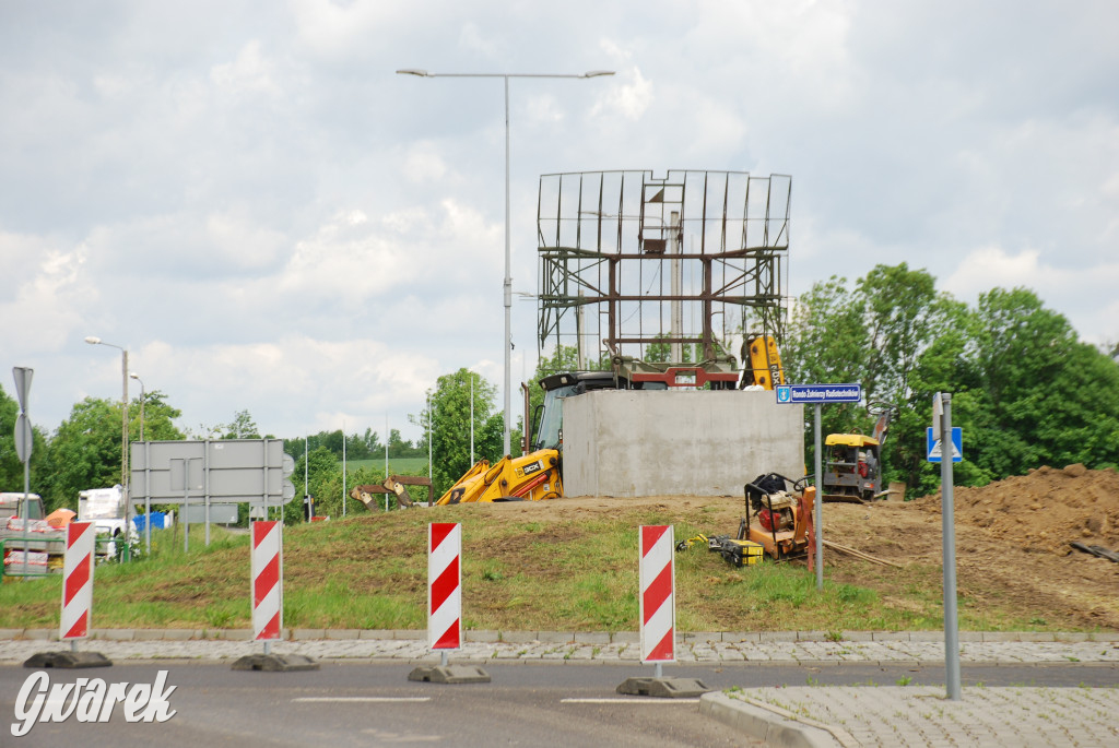 Radzionków. Na rondzie montują antenę radaru Nur-31