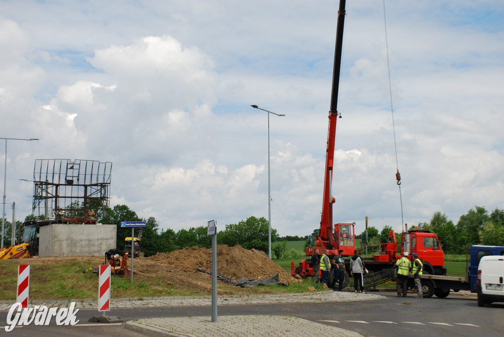 Radzionków. Na rondzie montują antenę radaru Nur-31