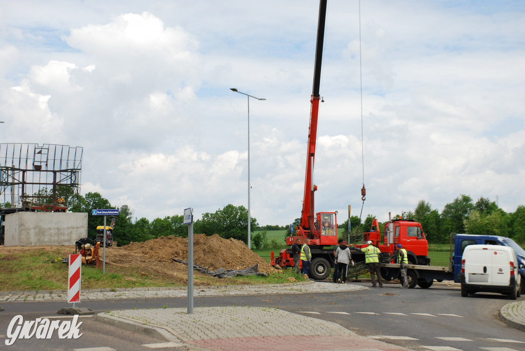 Radzionków. Na rondzie montują antenę radaru Nur-31