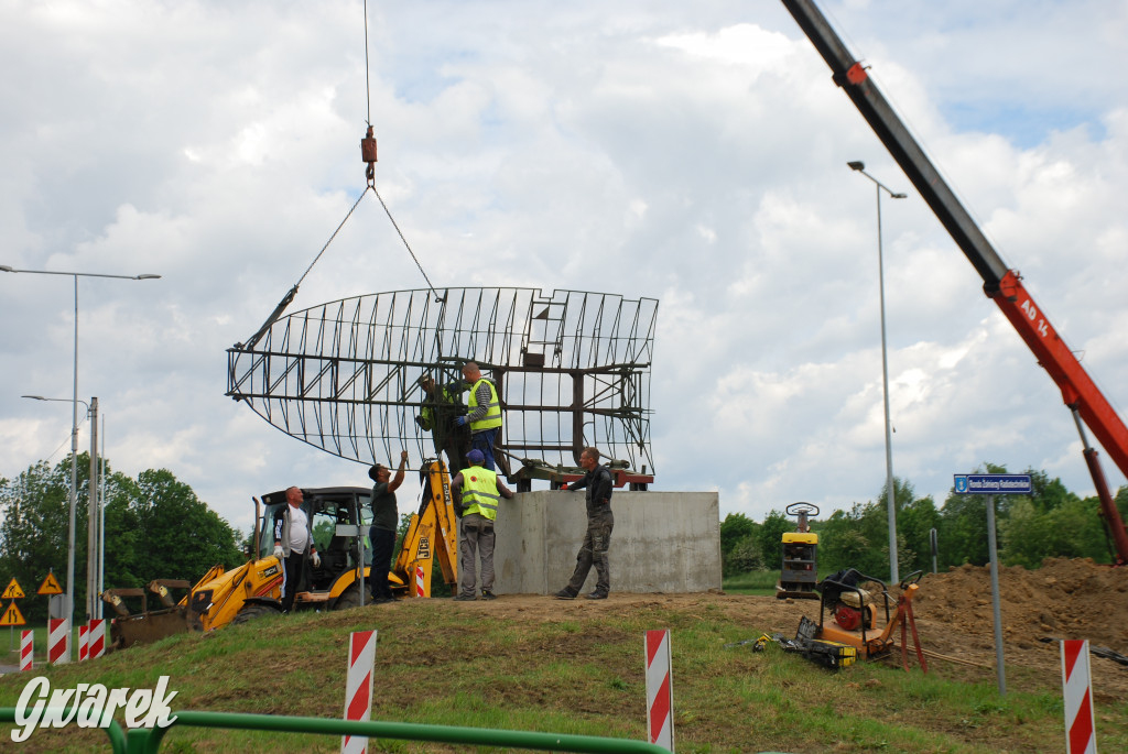 Radzionków. Na rondzie montują antenę radaru Nur-31