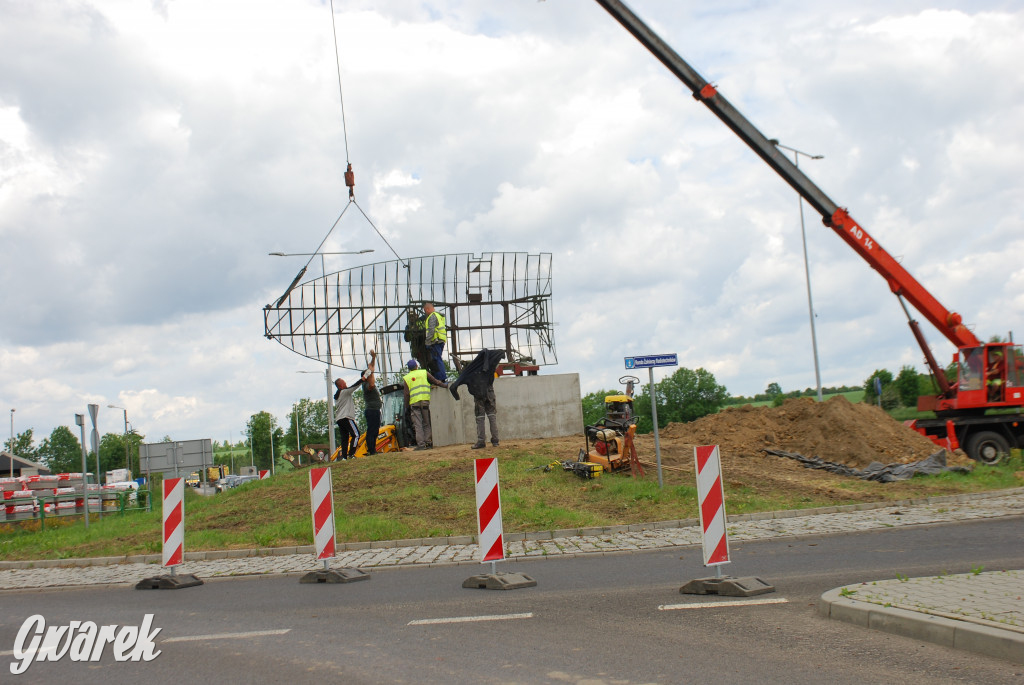 Radzionków. Na rondzie montują antenę radaru Nur-31