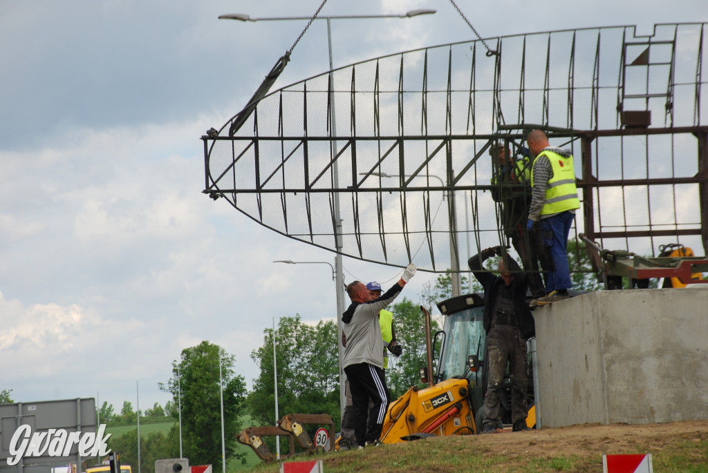 Radzionków. Na rondzie montują antenę radaru Nur-31
