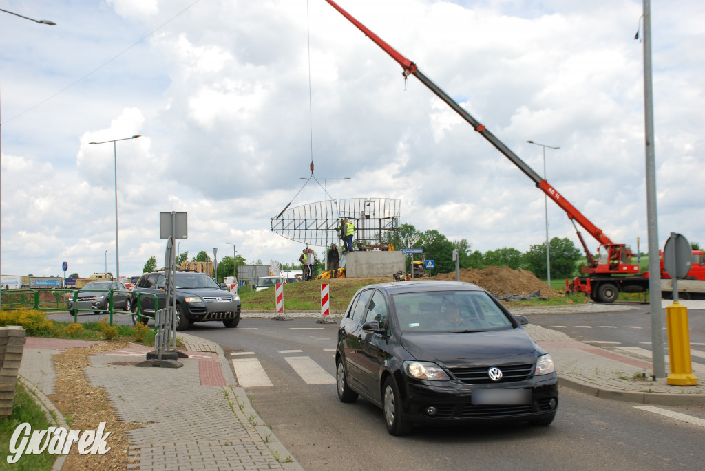 Radzionków. Na rondzie montują antenę radaru Nur-31