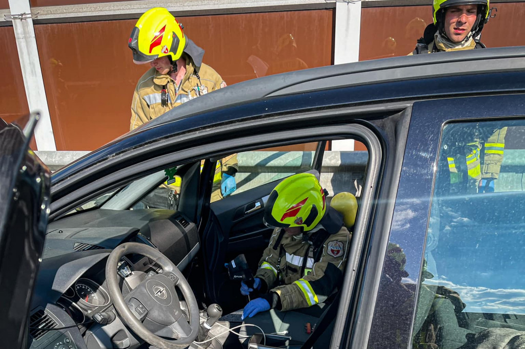 Pożar samochodu na autostradzie