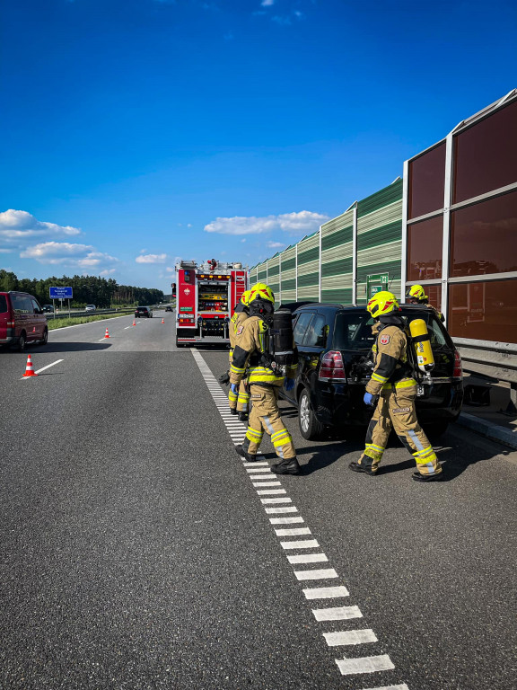 Pożar samochodu na autostradzie