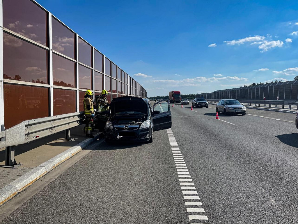 Pożar samochodu na autostradzie