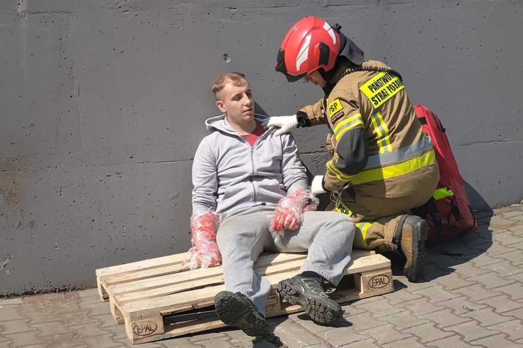 Wyciągają złodzieja z gruzowiska. Drugi poparzony