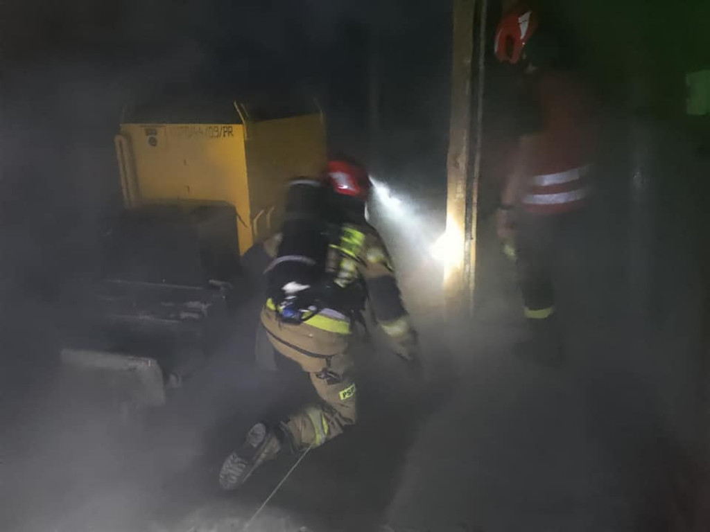 Wyciągają złodzieja z gruzowiska. Drugi poparzony