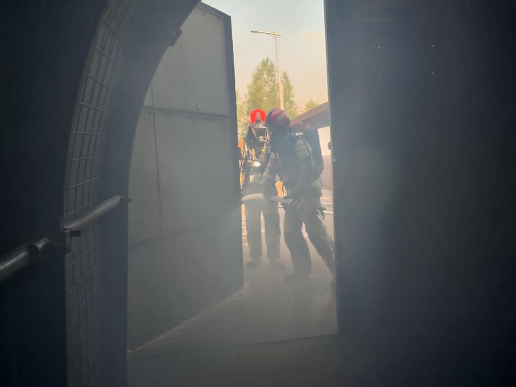 Wyciągają złodzieja z gruzowiska. Drugi poparzony