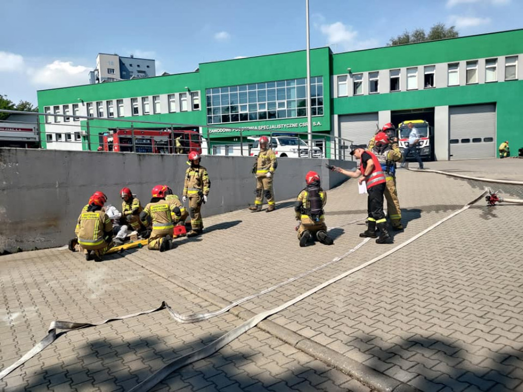 Wyciągają złodzieja z gruzowiska. Drugi poparzony