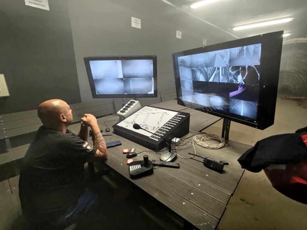 Wyciągają złodzieja z gruzowiska. Drugi poparzony