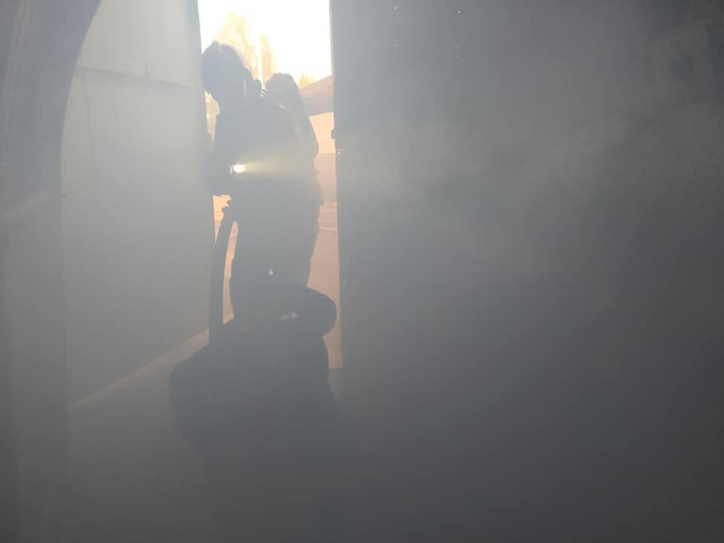 Wyciągają złodzieja z gruzowiska. Drugi poparzony