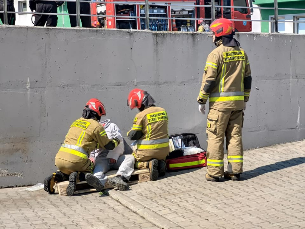 Wyciągają złodzieja z gruzowiska. Drugi poparzony