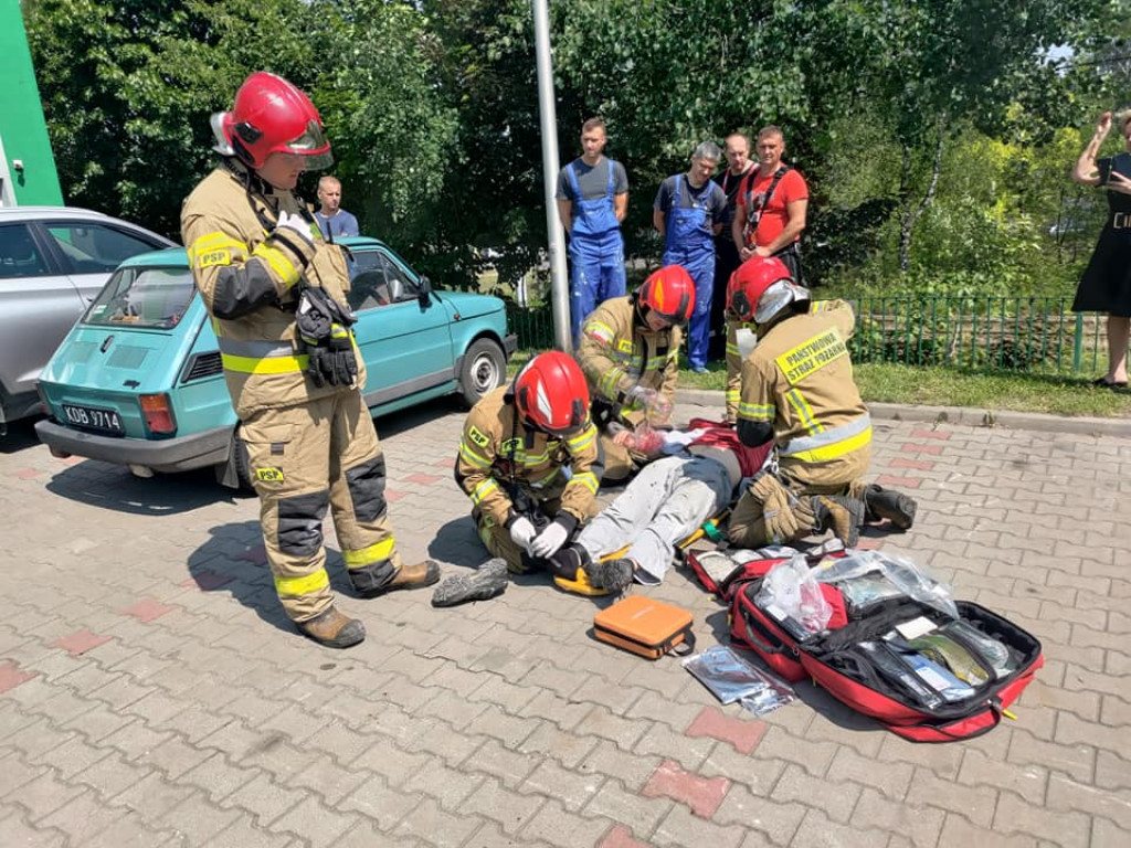 Wyciągają złodzieja z gruzowiska. Drugi poparzony