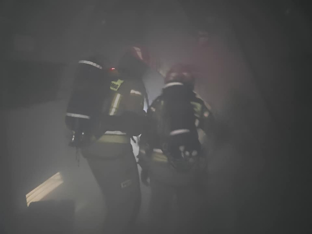 Wyciągają złodzieja z gruzowiska. Drugi poparzony