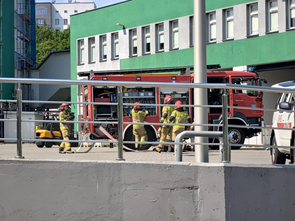 Wyciągają złodzieja z gruzowiska. Drugi poparzony