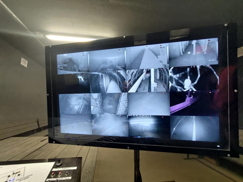 Wyciągają złodzieja z gruzowiska. Drugi poparzony