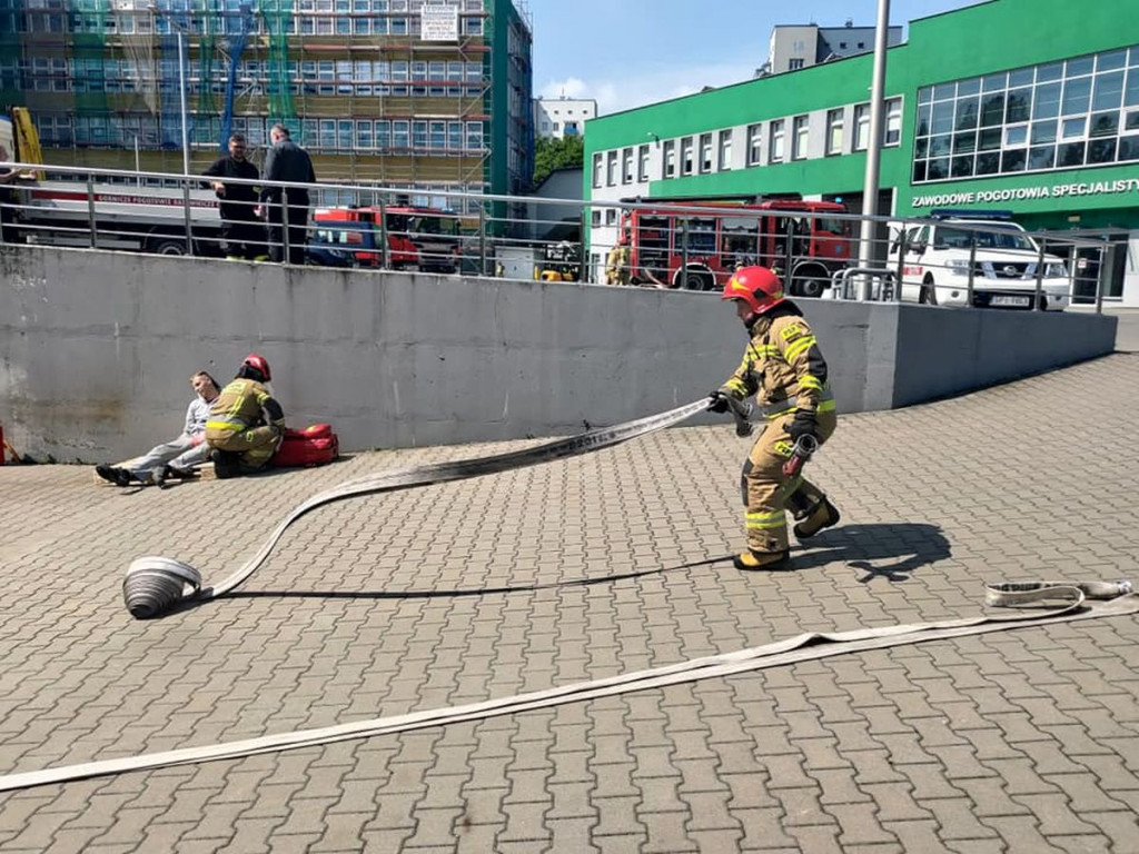 Wyciągają złodzieja z gruzowiska. Drugi poparzony