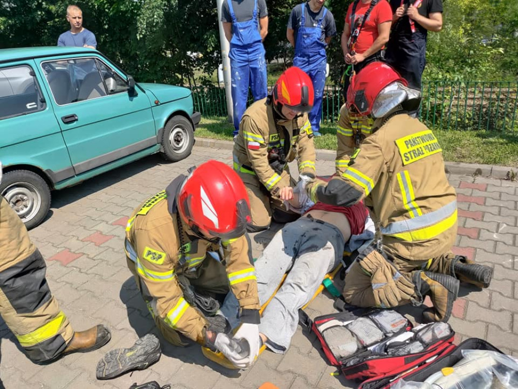 Wyciągają złodzieja z gruzowiska. Drugi poparzony