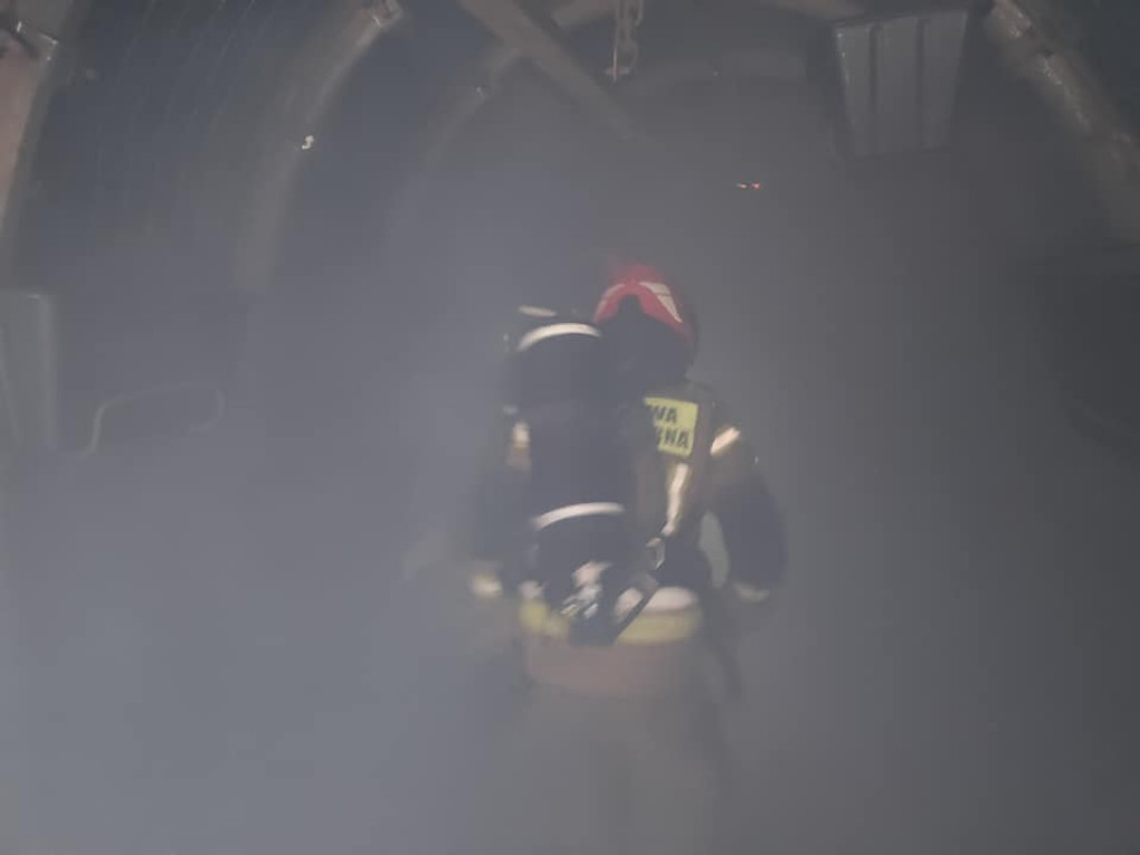 Wyciągają złodzieja z gruzowiska. Drugi poparzony