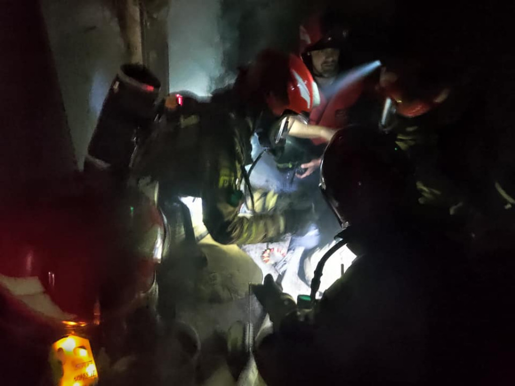 Wyciągają złodzieja z gruzowiska. Drugi poparzony