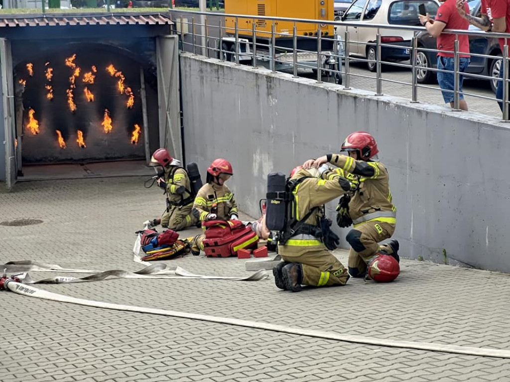 Wyciągają złodzieja z gruzowiska. Drugi poparzony