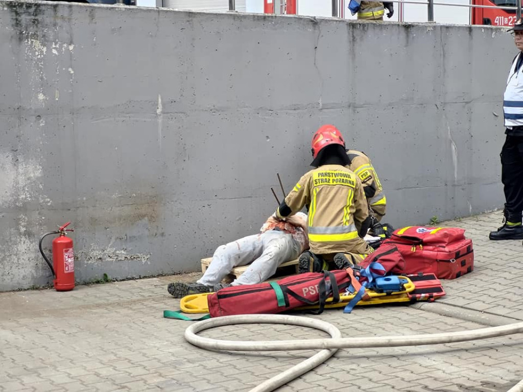 Wyciągają złodzieja z gruzowiska. Drugi poparzony