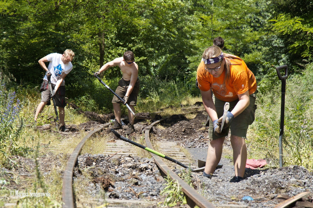 Wąskotorówka. Na torach praca wre