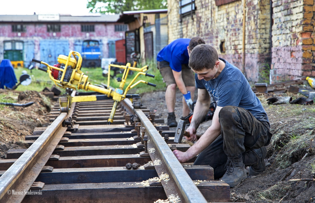 Wąskotorówka. Na torach praca wre