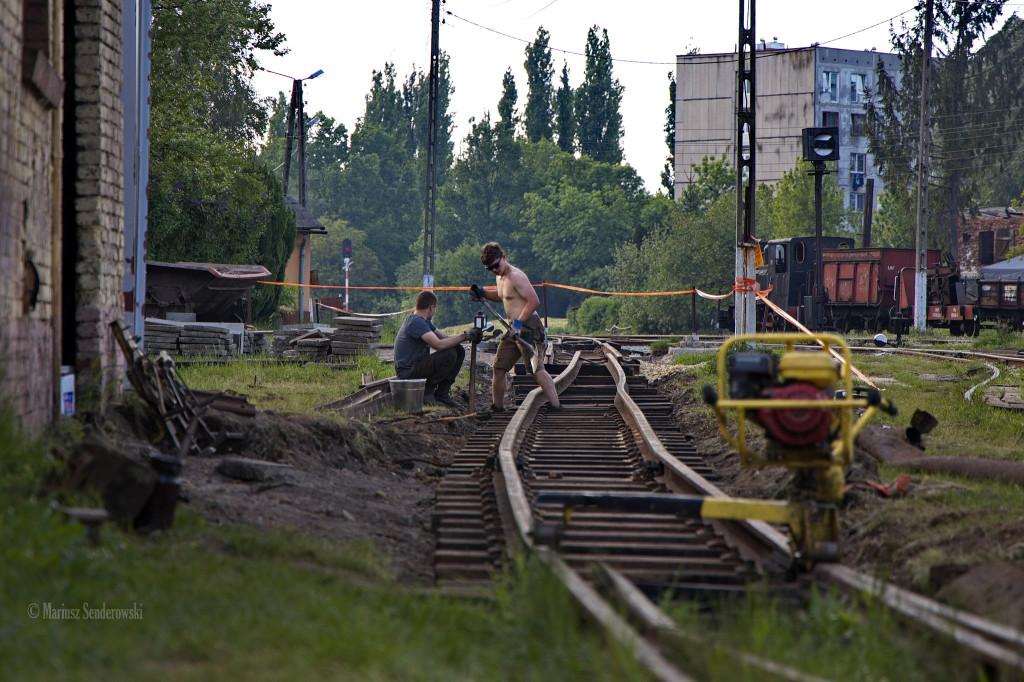 Wąskotorówka. Na torach praca wre
