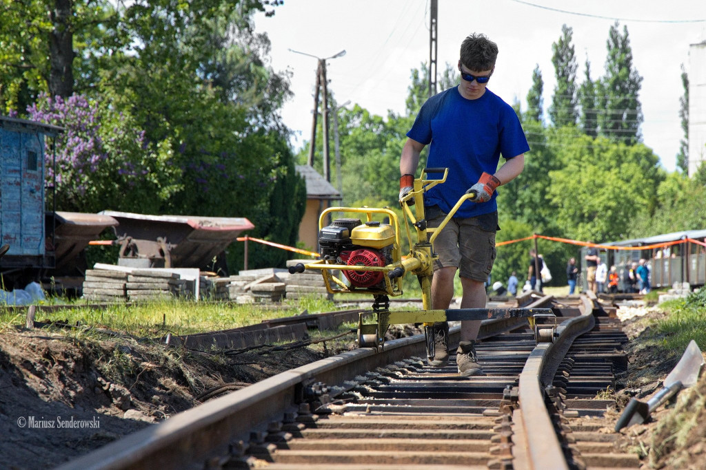 Wąskotorówka. Na torach praca wre