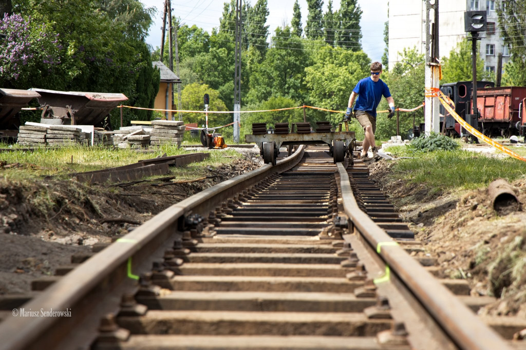 Wąskotorówka. Na torach praca wre