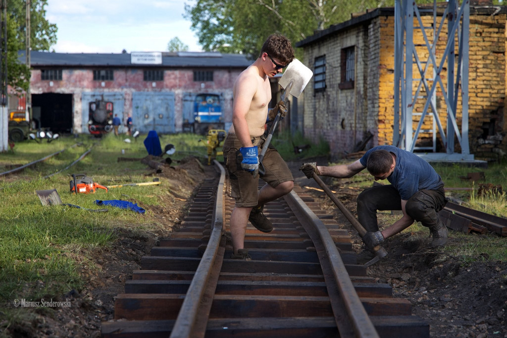 Wąskotorówka. Na torach praca wre
