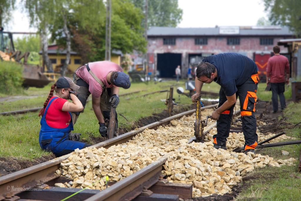 Wąskotorówka. Na torach praca wre