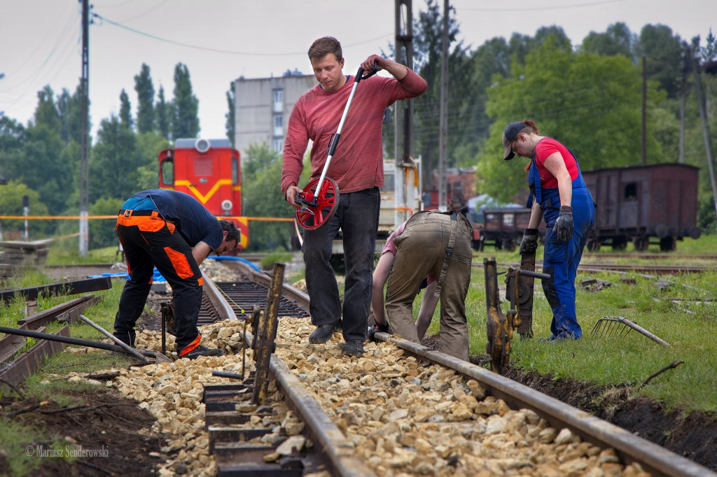 Wąskotorówka. Na torach praca wre