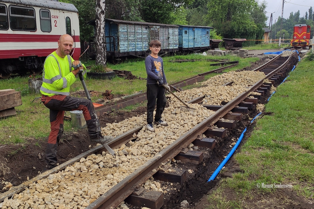 Wąskotorówka. Na torach praca wre