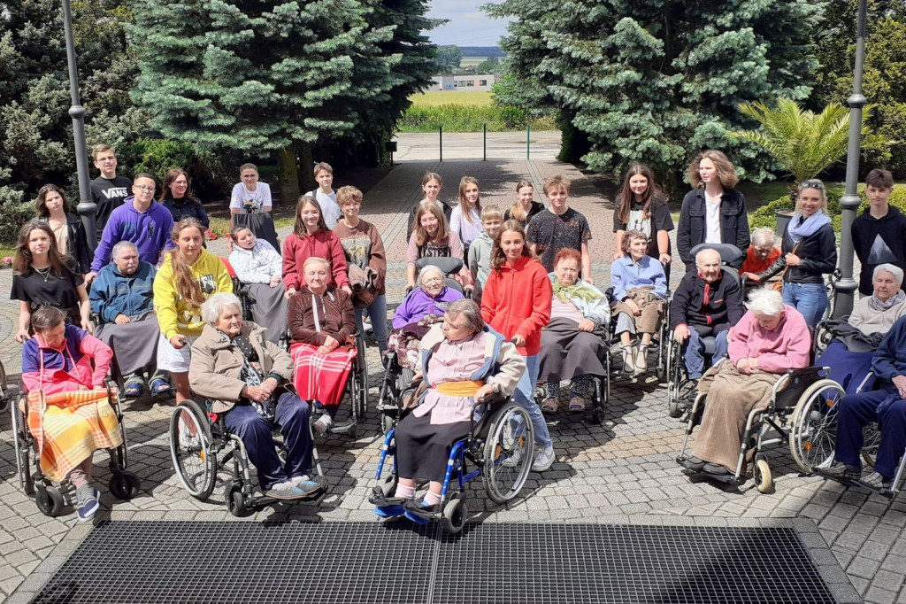 Młodzi wolontariusze na spacerze z seniorami