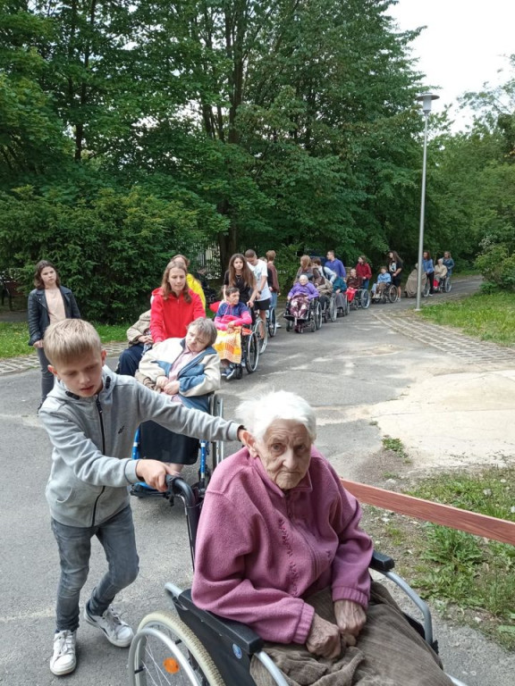 Młodzi wolontariusze na spacerze z seniorami
