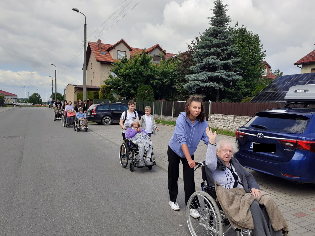 Młodzi wolontariusze na spacerze z seniorami