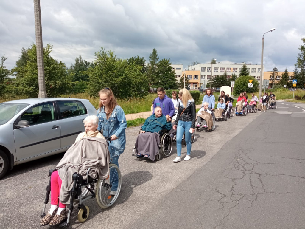 Młodzi wolontariusze na spacerze z seniorami