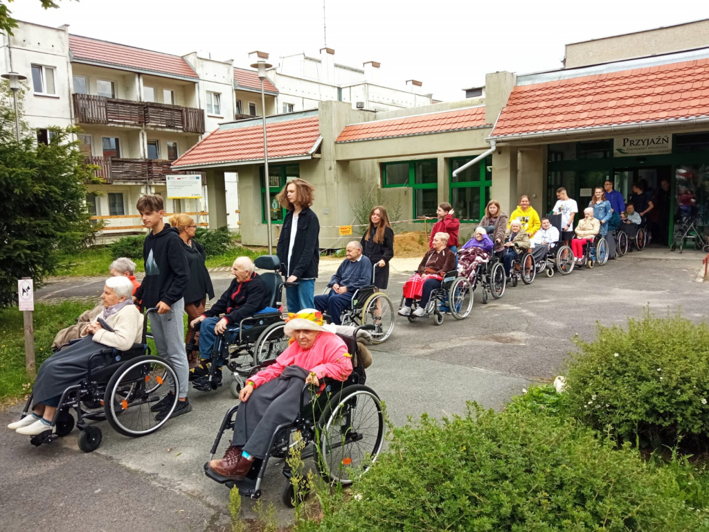 Młodzi wolontariusze na spacerze z seniorami
