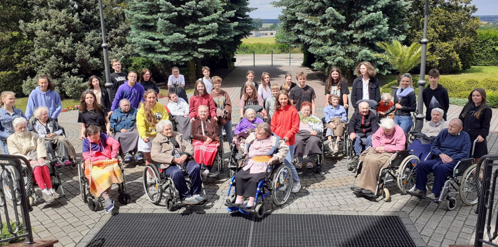 Młodzi wolontariusze na spacerze z seniorami