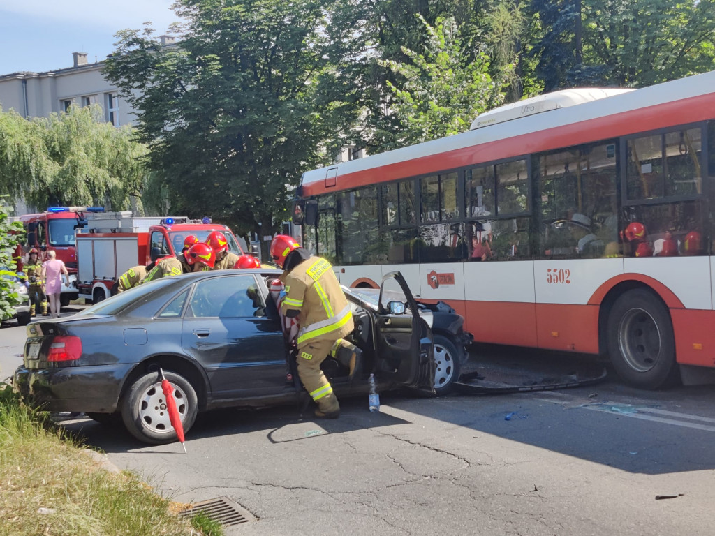 Tarnowskie Góry. Zderzenie audi z autobusem