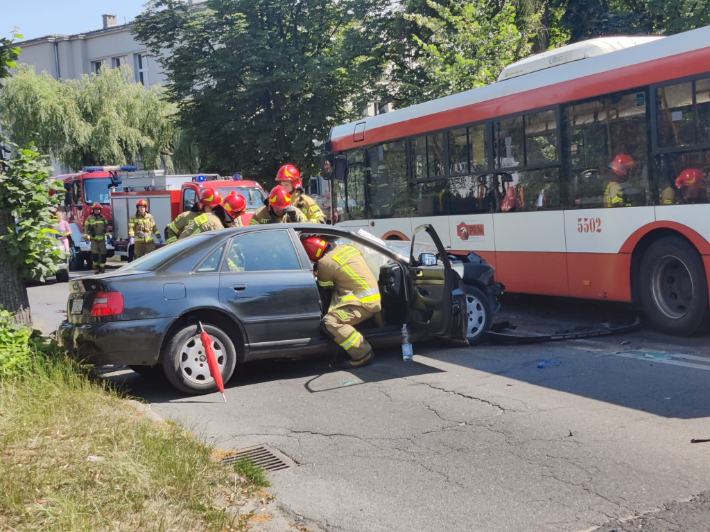 Tarnowskie Góry. Zderzenie audi z autobusem