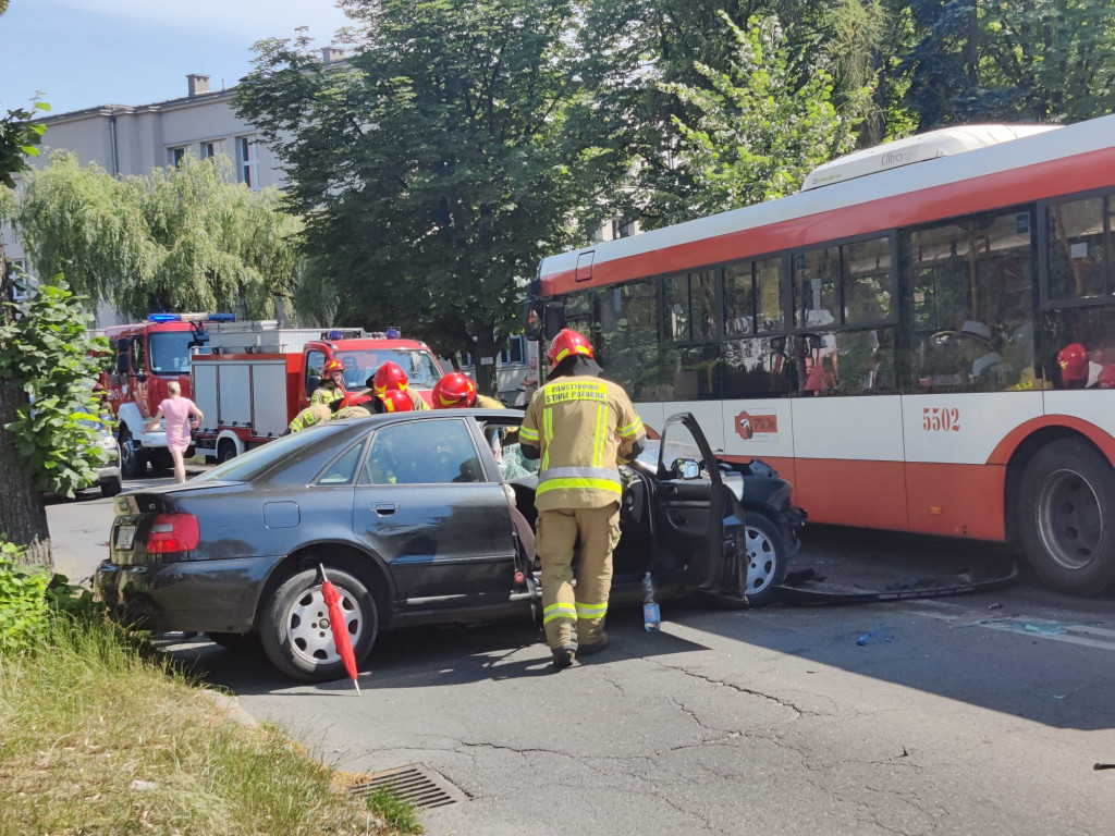 Tarnowskie Góry. Zderzenie audi z autobusem