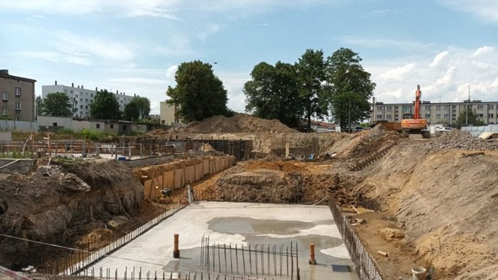 Radzionków. Trwa budowa krytego basenu