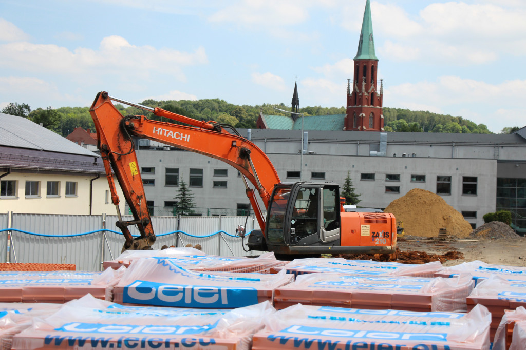 Radzionków. Trwa budowa krytego basenu